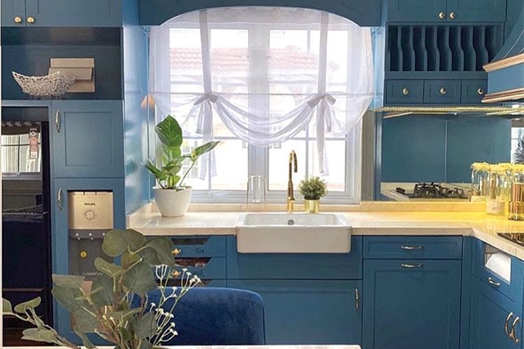 Paduan Mewah Biru-Emas, Aplikasikan Modern Klasik pada Ruangan Mungil