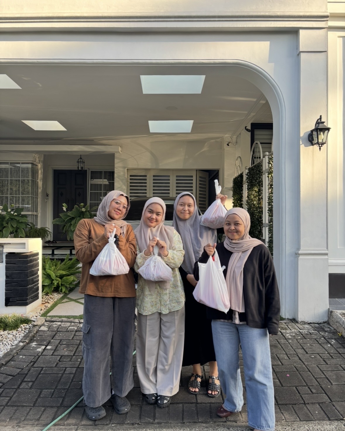 ID Home Berbagi Kebahagiaan Idul Adha Melalui Pembagian Daging Kurban untuk Staff dan Tim ID Home Cleaning
